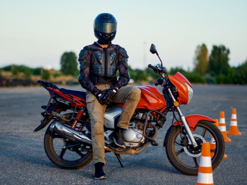all'esame per la moto si usa un abbiagliamento adatto. in foto ragazzo pronto per fare l'esame con casco e giubbotto
